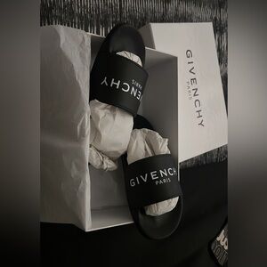 Kids Givenchy slides size 34